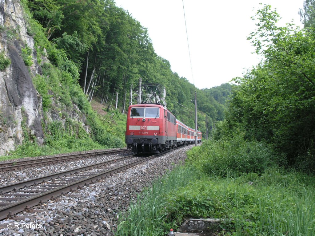 Nachschuss von 111 024-6 als RB37727/32363 Regensburg bei matting. 29.05.10