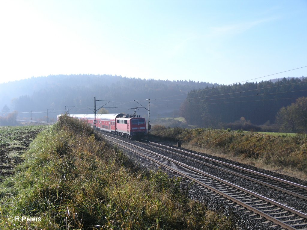 Nachschuss von 111 218-4 und RE4243 N�rnberg - M�nchen bei Dettenhofen. 29.10.10
