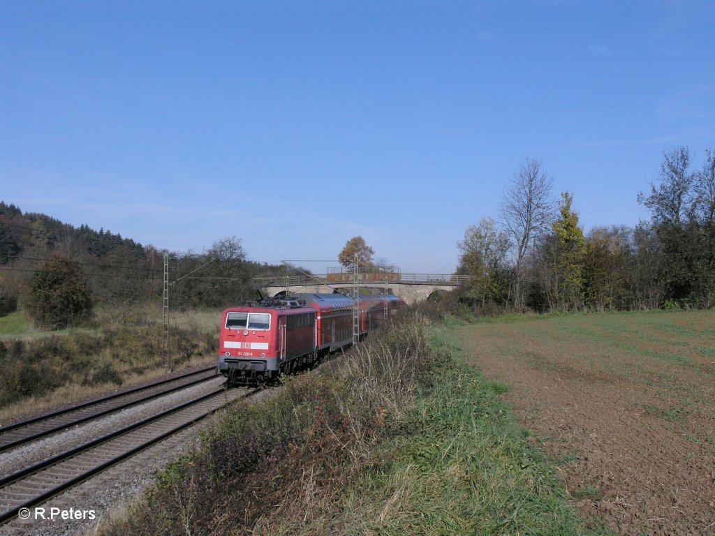 Nachschuss von 111 220-0 mit RE4244 M�nchen – N�rnberg bei Dettenhofen. 29.10.10
