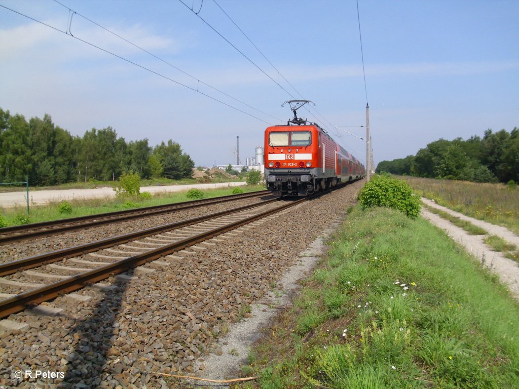 Nachschuss von 114 029-2 mit RE1 Magdeburg am 12.08.10 bei Eisenh�ttenstadt.