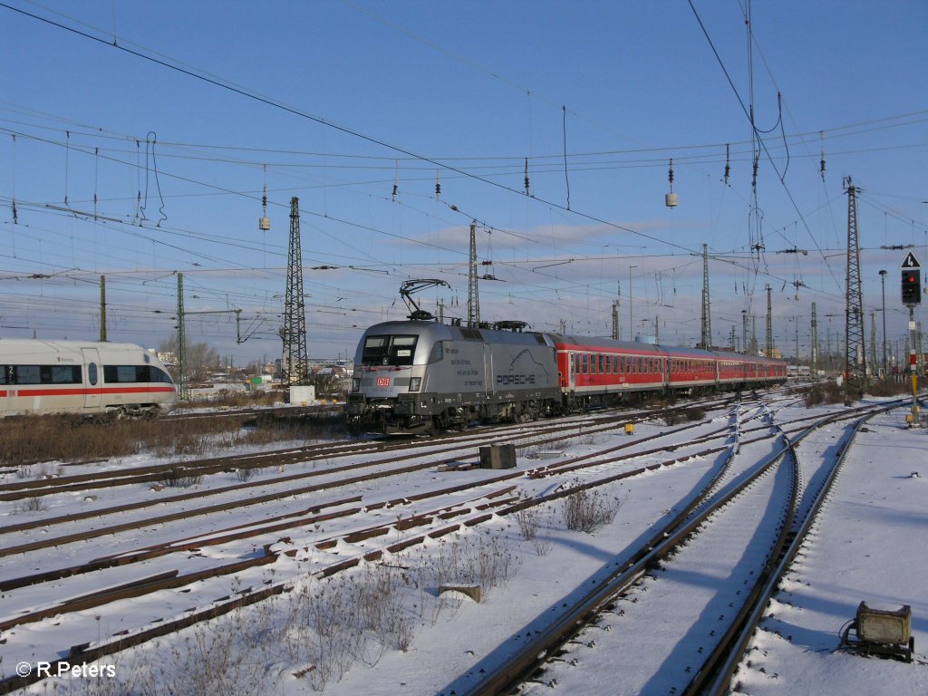 Nachschuss von 182 004-2 mit den RE10 28177 nach Cottbus in Leipzig HBF. 21.12.09
