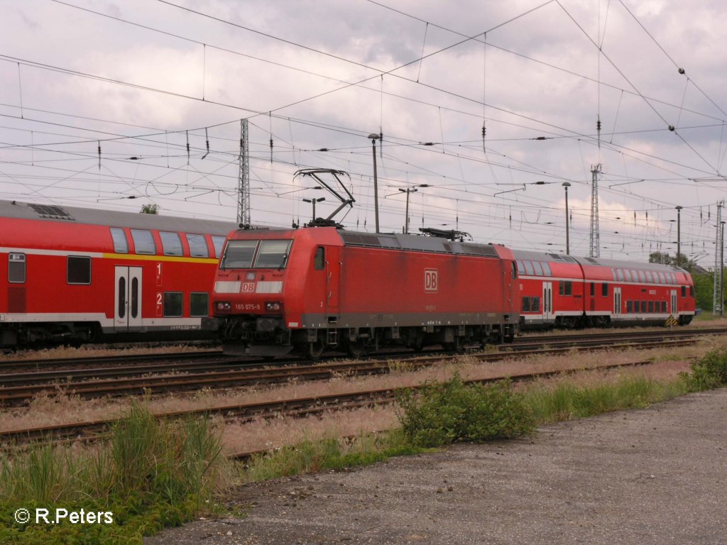 Nachschuss von der 185 075-9 die solo durch Eisenh�ttenstadt rollt. 21.05.08
