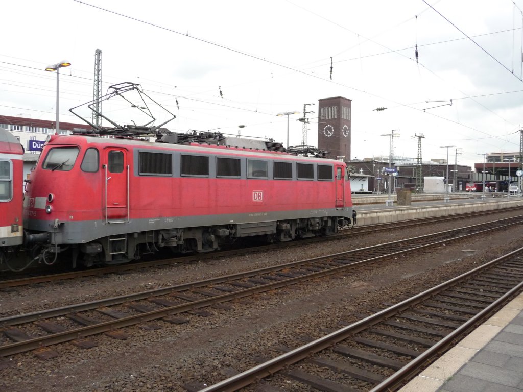 Nachschuss auf 110 457 am 03.05.2012 im D�sseldorfer Hauptbahnhof.