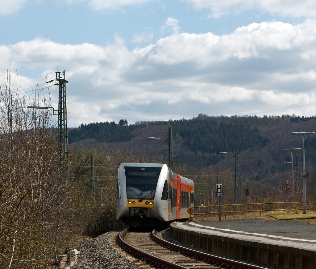 Nachschu: Dieseltriebwagen 648 202 / 702 (Alstom Coradia LINT 41) der DreiLnderBahn als RB 95 (Dillenburg-Siegen-Au/Sieg), hat am 04.02.2012 den Bahnhof Haiger verlassen und fhrt weiter auf der Dillstrecke (KBS 445) in Richtung Siegen.