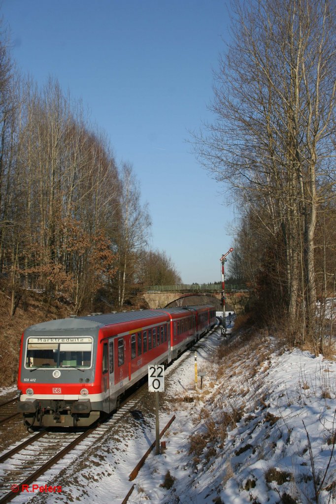 Nachschuss vom RE 59796 Sch�lerverst�rkungszug und 928 402-7 in Reuth bei Erbendorf. 03.02.12