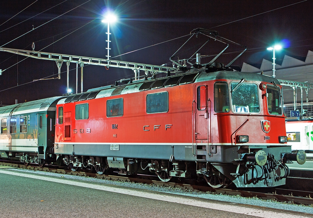 Nachtschwrmereien - Die SBB Re 4/4  - 11152 ist am 29.09.2012 (3:28 Uhr) im Bahnhof Luzern abgestellt. Diese Lok ist eine der letzten aus der 1. Bauserie. Diese Bo'Bo' Universallokomotiven haben eine Leistung von 4700 kW (6320 PS) und eine Hchstgeschwindigkeit von 140 km/h, in der Schweiz ist nicht Hchstgeschwindigkeit  sondern Leistung das entscheidende.
