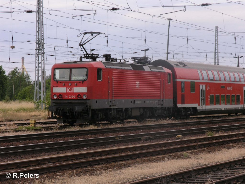 Nahblick auf 114 030-0 in Eisenh�ttenstadt. 11.06.08
