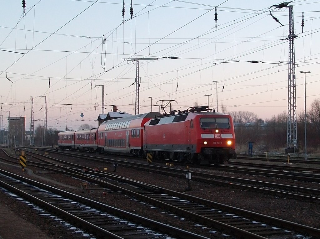Neben einen Doppelstockwagen hatte 120 201 noch den 628 642,am 29.Januar 2011,mit am Haken,als Diese am sp�ten Nachmittag in Rostock einfuhren.