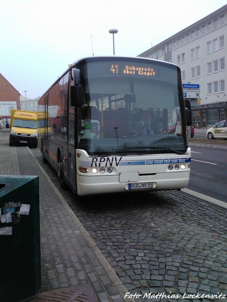Neoplan als Linie 41 mit Ziel Schaprode �ber Gingst an der Haltestelle Stralsund, Hauptbahnhof am 11.4.13 