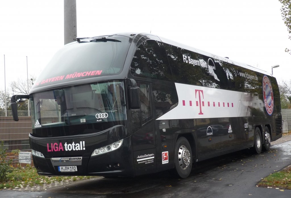 Neoplan-Cityliner von Autobus-Oberbayern aus M�nchen f�hrt die Damen des FC-Bayern in Sindelfingen