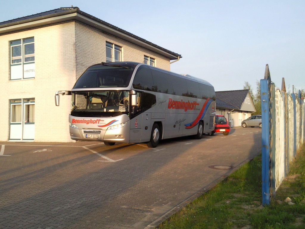 Neoplan Cityliner von Benninghoff aus Deutschland im Sassnitzer Gewerbegebiet. 