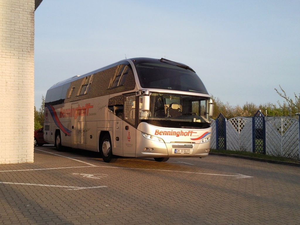 Neoplan Cityliner von Benninghoff aus Deutschland im Sassnitzer Gewerbegebiet. 