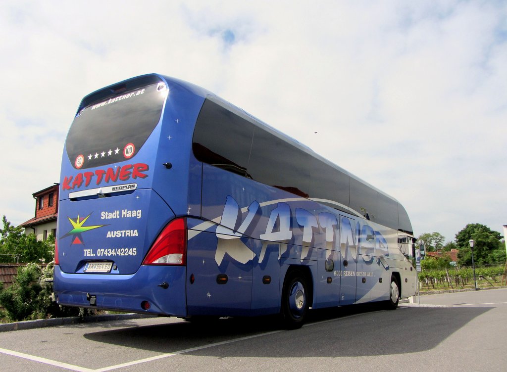 NEOPLAN CITYLINER von KATTNER BUSREISEN aus Nieder�sterreich am 16.5.2013 in Krems an der Donau.