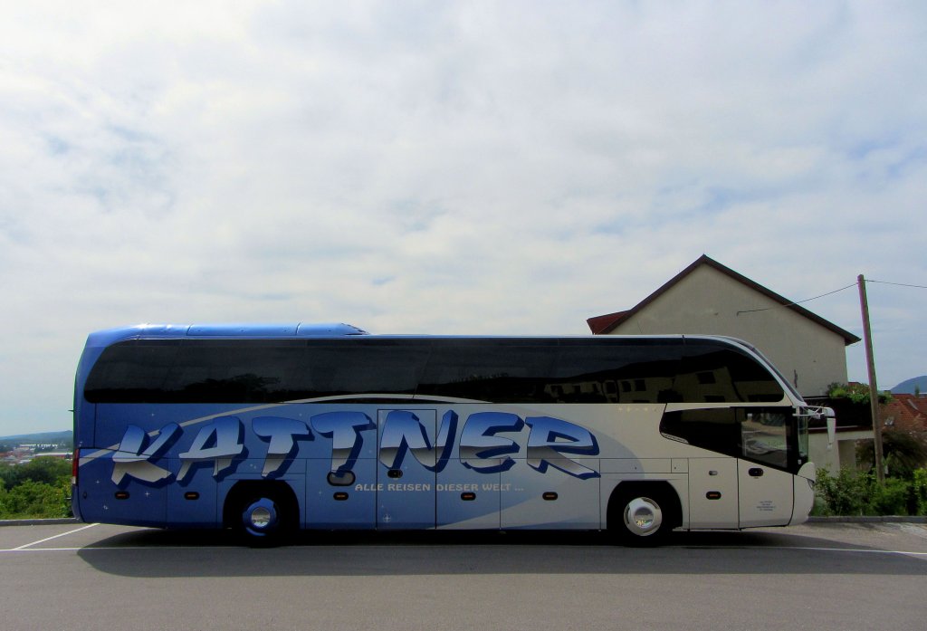 NEOPLAN CITYLINER von KATTNER BUSREISEN aus Nieder�sterreich am 16.5.2013 in Krems an der Donau.