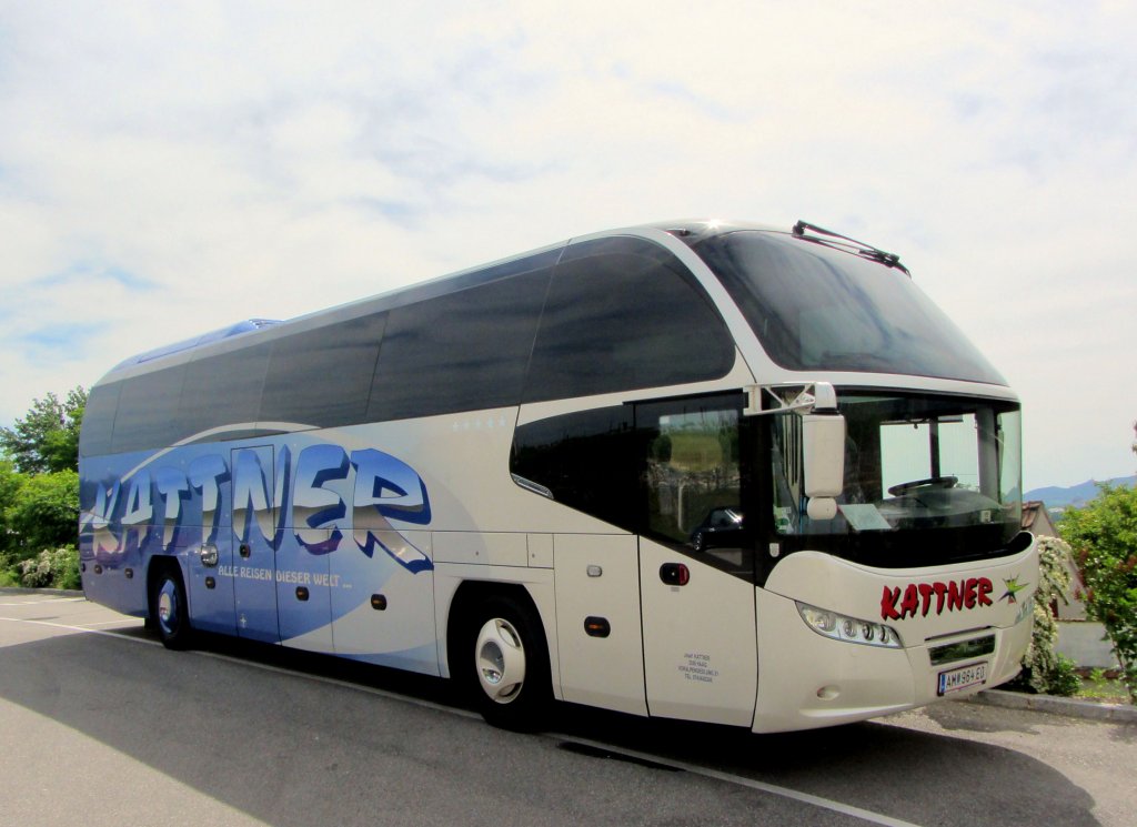 NEOPLAN CITYLINER von KATTNER BUSREISEN aus Nieder�sterreich am 16.5.2013 in Krems an der Donau.