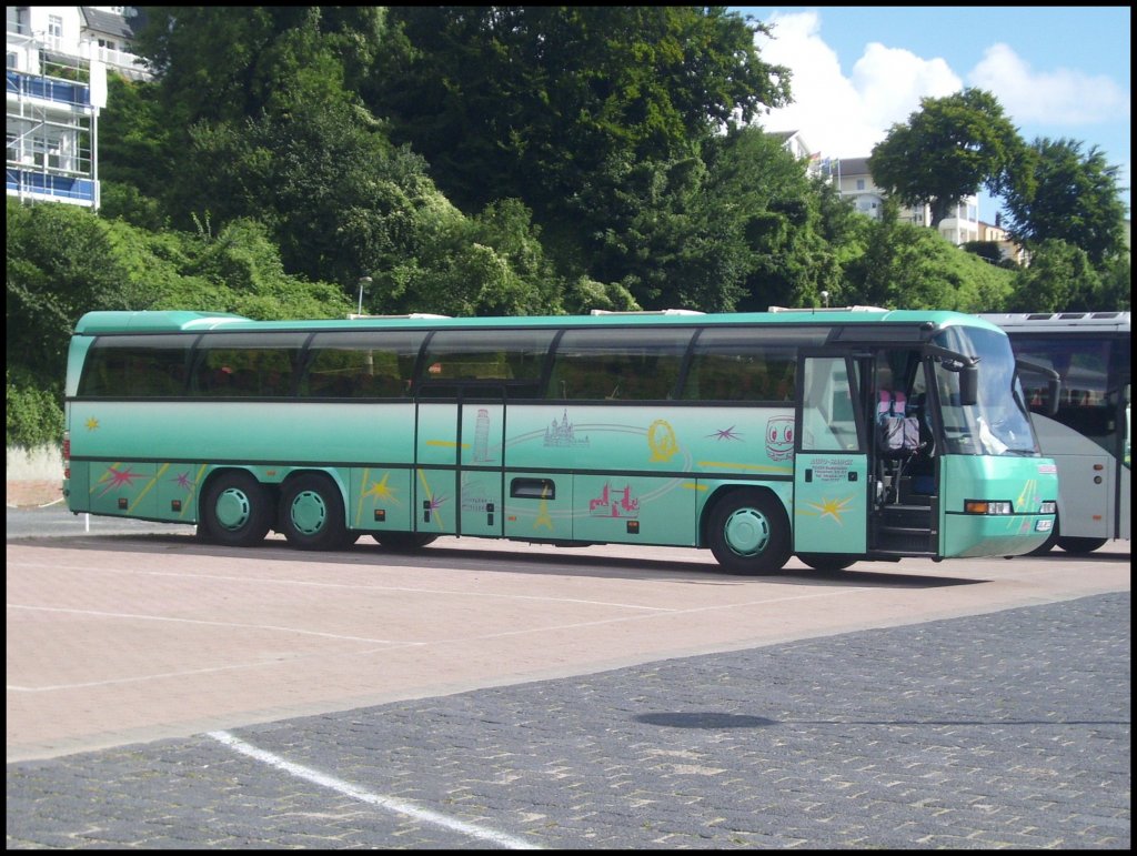 Neoplan Jetliner (15m) von Auto-Hauck aus Deutschland im Stadthafen Sassnitz.

