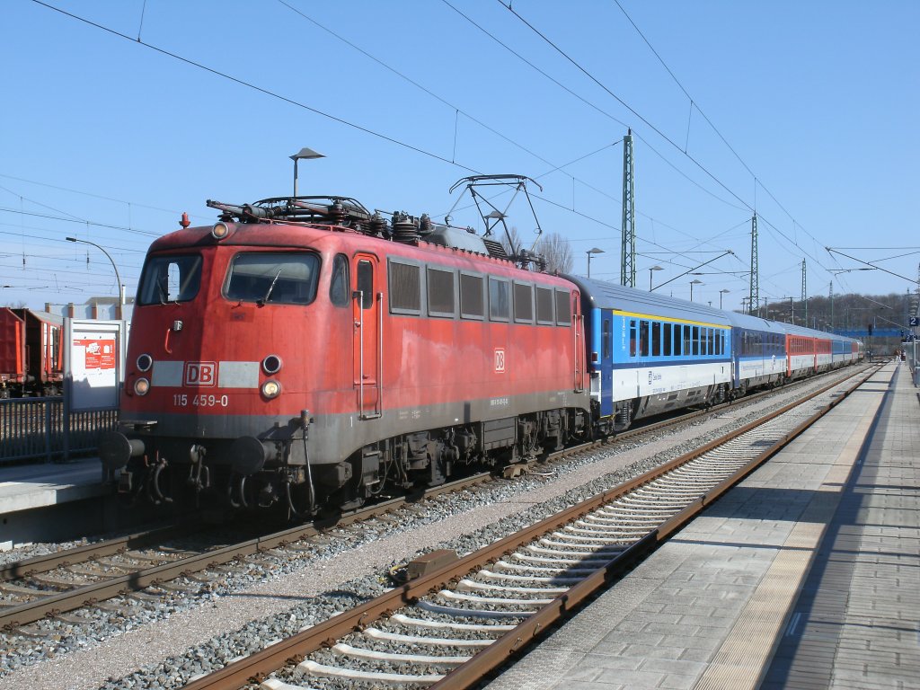 Neues Jahr und auch die 115 ist wieder da.Am 06.April 2012 bespannte 115 459-0 den EC 379 Binz-Brno beim Halt in Bergen/R�gen.