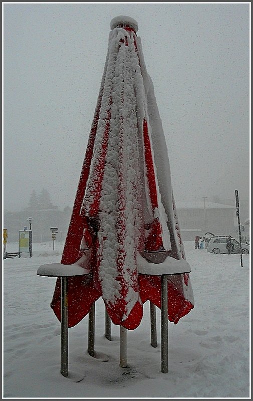 Nicht zum Verweilen sah diese Terrasse in Arosa am 1. Weihnachstag aus. (Jeanny)