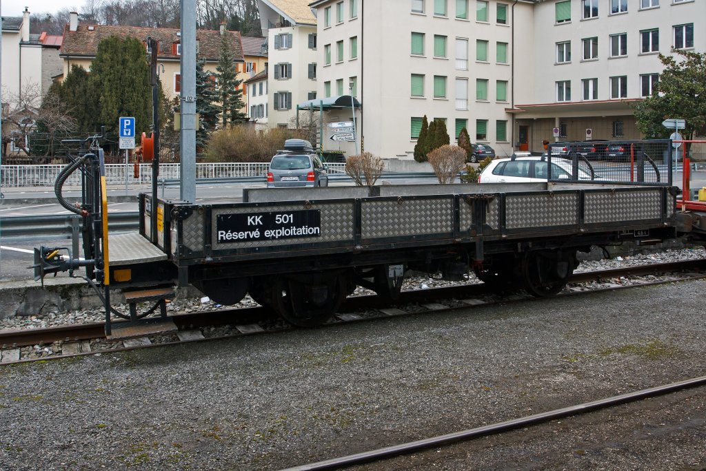 Niederbordwagen KK 501 - Rserv exploitation als Fahrrad- bzw. Gepckwagen, Baujahr 1905, zul. Hchstgeschwindigkeit 45 km/h, abgestellt am 26.02.2012 im Bahnhof Vevey.