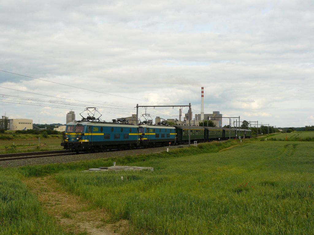 NMBS 2364 en 2365 abshied reeks (Baureihe 23) bei Mons am 23-06-2012. Lokomotieven 2364 en 2365 tijdens de afscheidsrit van de reeks 23. In de buurt van Mons (Bergen) 23-06-2012.