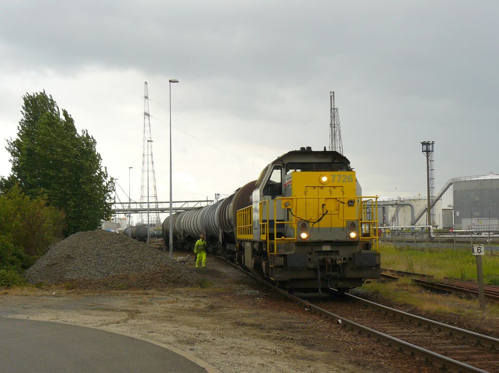 NMBS 7726 rangiert. Polderdijkweg Antwerpen Hafen 22-06-2012.