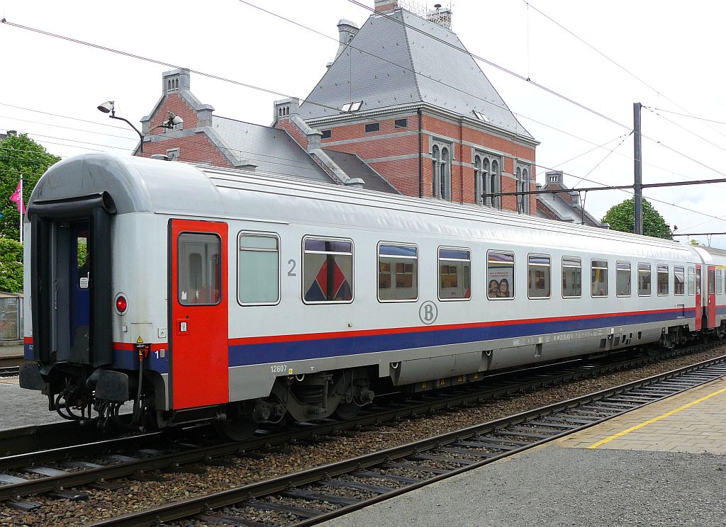 NMBS B D-Zugwagen Type I10 mit Nummer 61 88 21-70 607-3. Ath, Belgien 11-05-2013.

NMBS B rijtuig type I10 met nummer 61 88 21-70 607-3. Ath, Belgi 11-05-2013.