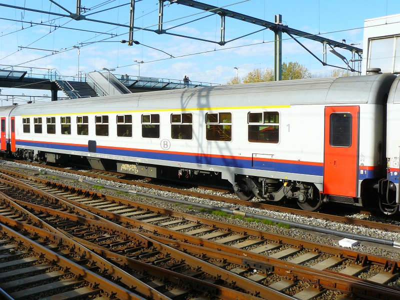 NMBS D-zugwagen 1. Klasse Typ I10 in ein Intercity von Amsterdam nach Brussel in Rotterdam centraal Station 28-10-2009.