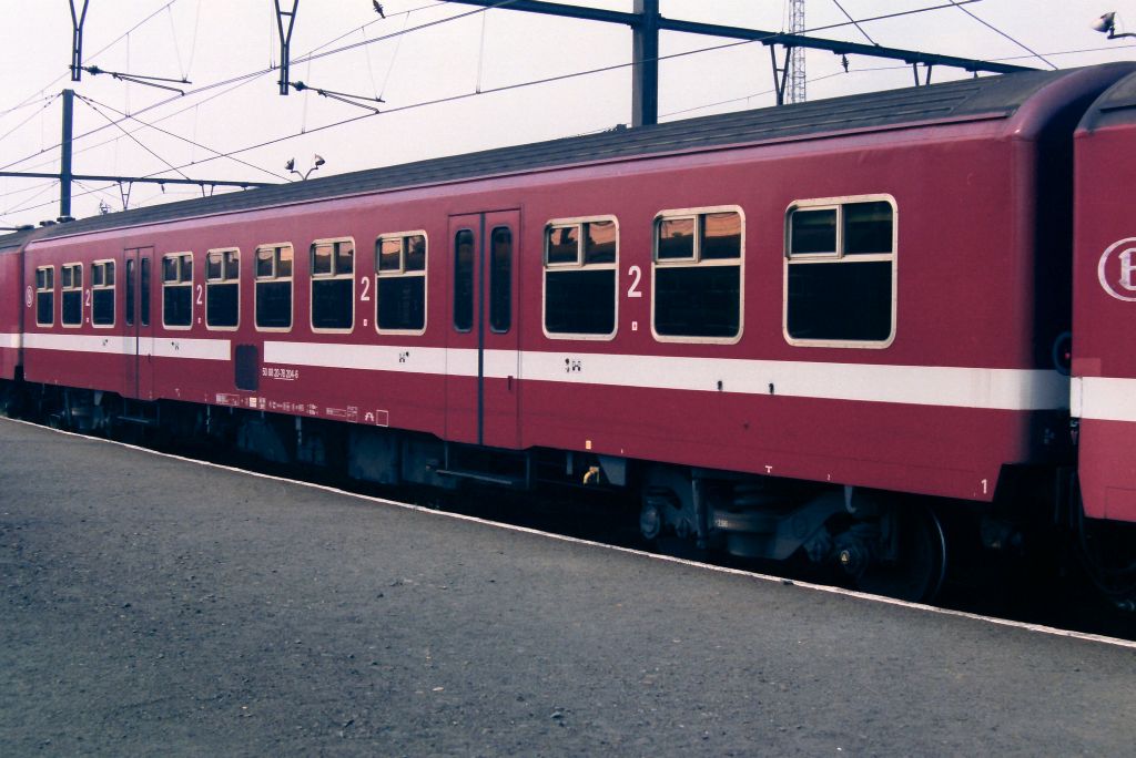 NMBS Intercitywagen M 4 Nummer 50 88 20 78 204-6. Gleis 8 Dendermonde, Belgien.

NMBS Intercity rijtuig type M 4 nummer 50 88 20 78 204-6. Spoor 8 Dendermonde, Belgi.