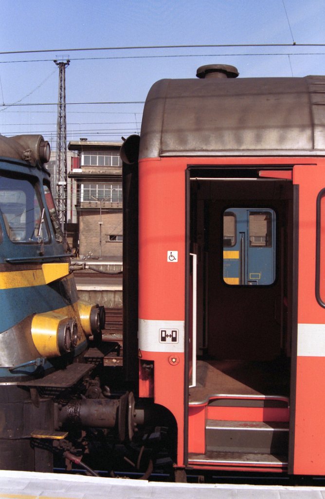 NMBS Lok 1501 mit D-Zug nach Paris-Nord. Brussel-Zuid Sommer 1992. (Scan von Negativ)