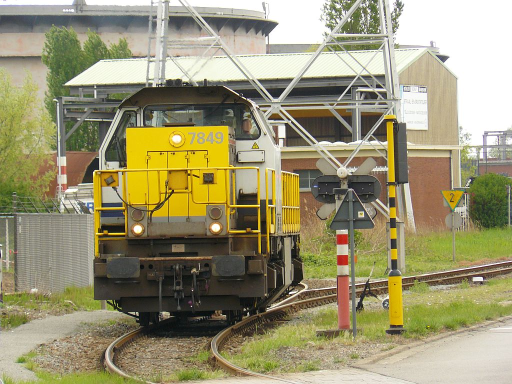 NMBS lok 7849 Polderdijkweg Hafen Antwerpen 10-05-2013.

NMBS locomotief 7849 Polderdijkweg haven Antwerpen 10-05-2013.