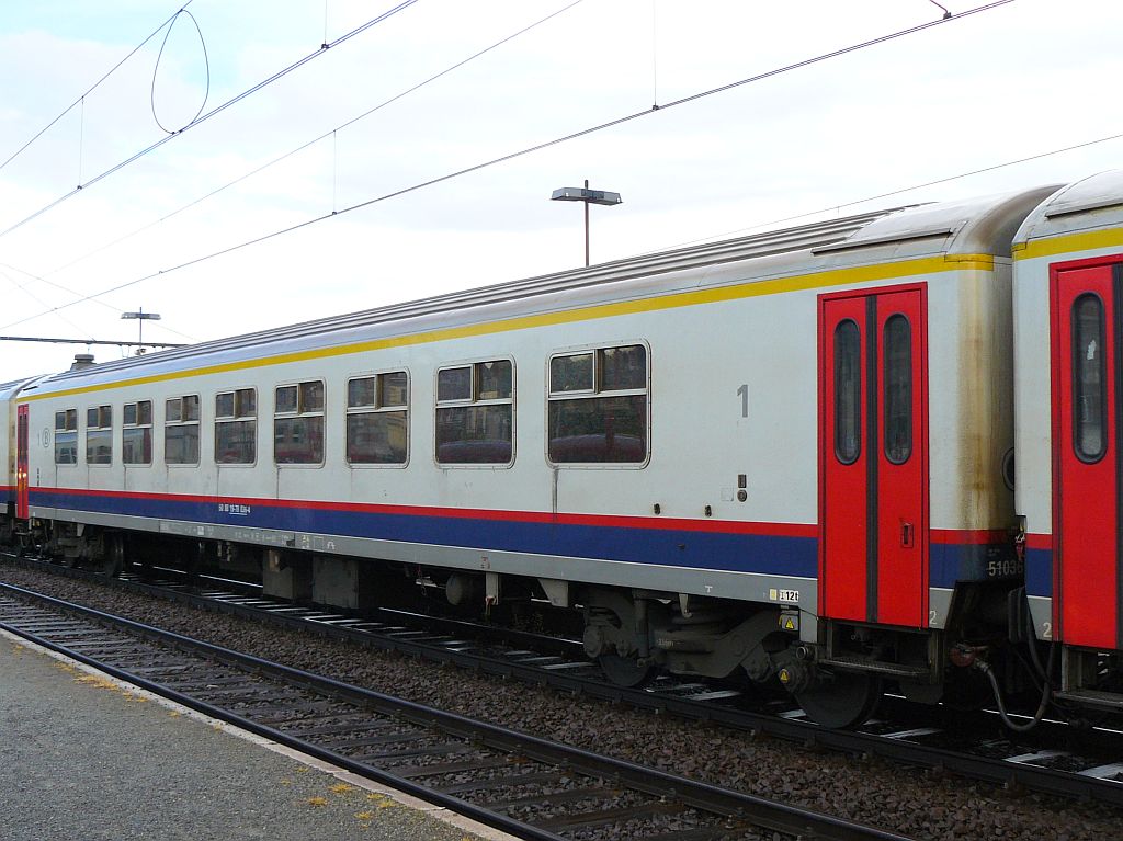 NMBS Personenwagen 1. Klasse Type M4 mit Nummer 5088 19-78 036-4. Tournai (Doornik), Belgien 11-05-2013.

NMBS A rijtuig type M4 met nummer 5088 19-78 036-4. Tournai (Doornik), Belgi 11-05-2013.