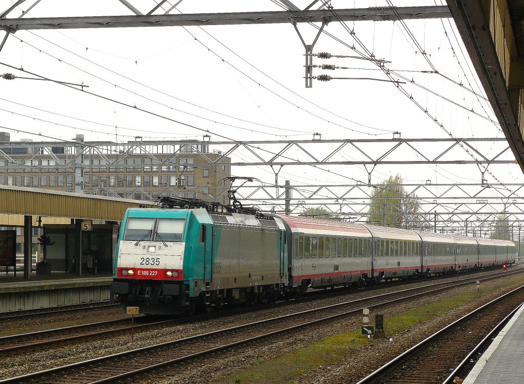 NMBS TRAXX lok 2835 memit BB Eurofima Wagen als Intercity von Brussel nach Amsterdam. Gleis 6 Leiden Centraal Station 29-04-2012.

NMBS TRAXX lokomotief 2835 met gehuurde Oostenrijkse Eurofima rijtuigen als doorgaande trein uit Brussel naar Amsterdam over spoor 6 Leiden Centraal Station 29-04-2012.