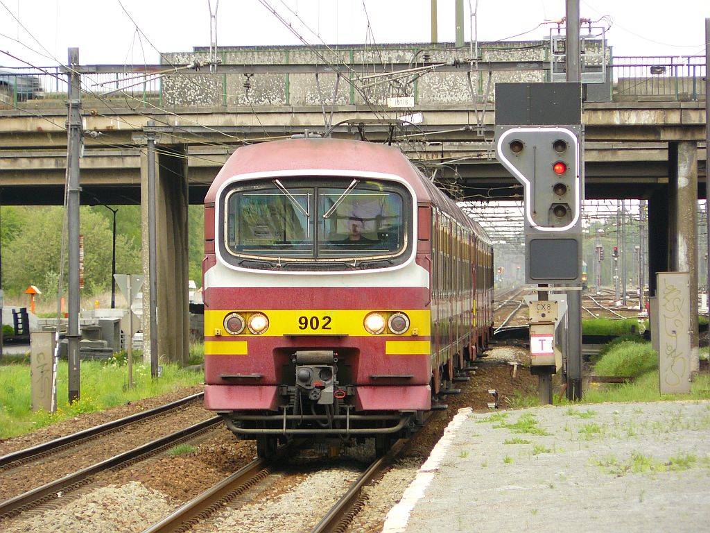 NMBS TW MS86 Nummer 902 Antwerpen Noorderdokken 10-05-2013.

NMBS treinstel 902 type MS86. Station Antwerpen Noorderdokken 10-05-2013.