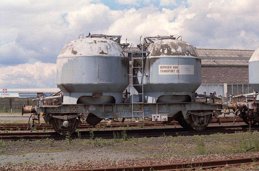 NMBS Ucs Silowagen Nummer 88 910 5 158-1 Vosseschijnstraat Hafen Antwerpen 11-06-1994. Bild und scan: Hans van der Sluis.


NMBS Ucs silowagen 88 910 5 158-1 Vosseschijnstraat, Antwerpen 11-06-1994. Scan van negatief.

