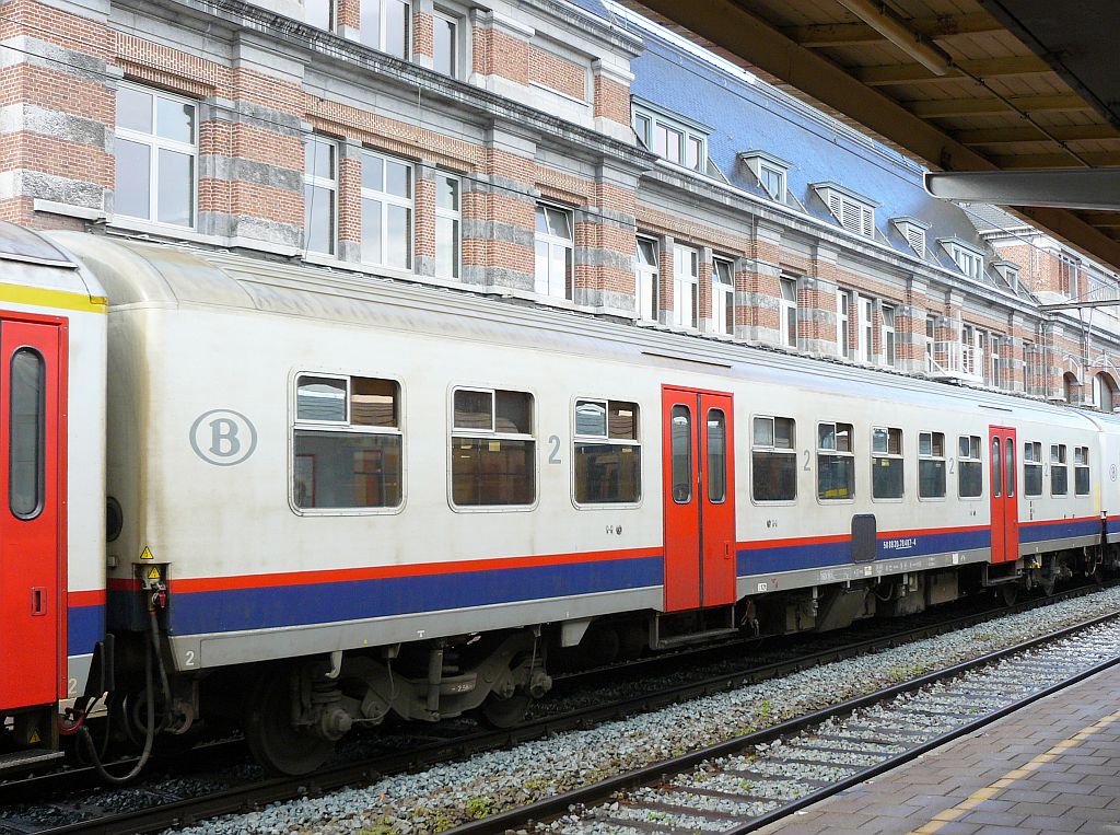 NMBS Wagen Type M4 mit Nummer 50 88 20-78 407-4. Tournai (Doornik), Belgien 11-05-2013.

NMBS M4 rijtuig met nummer 50 88 20-78 407-4. Tournai (Doornik), 11-05-2013.