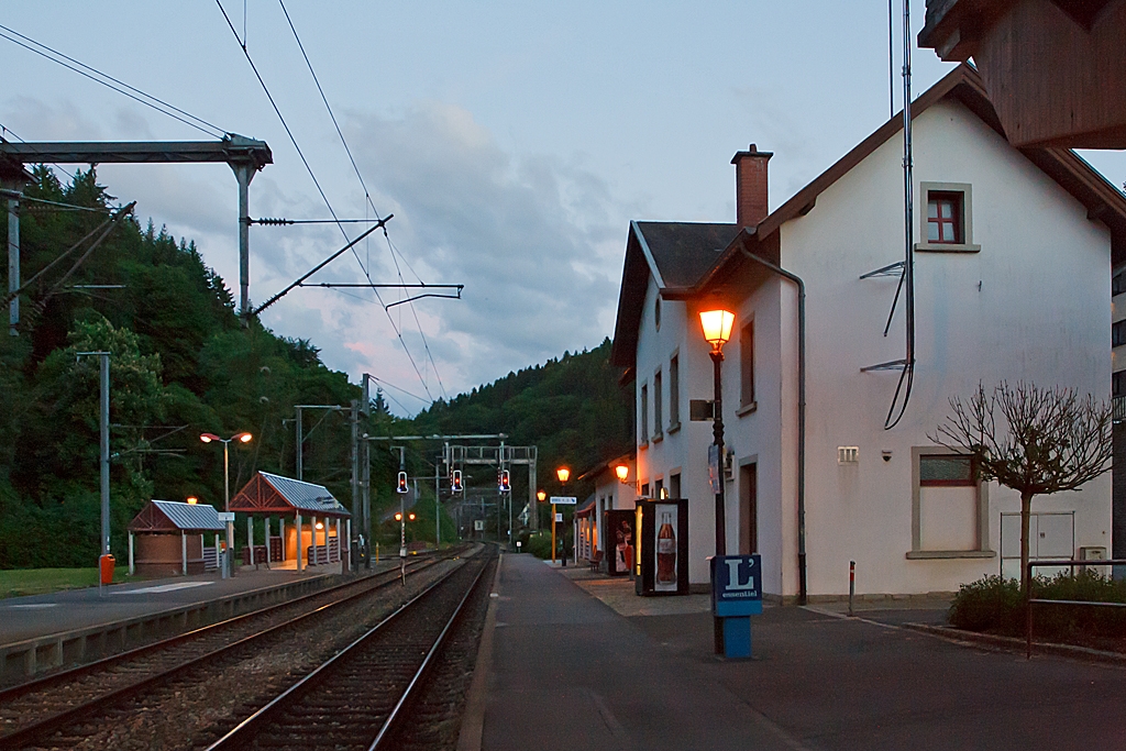 Noch ein letzter Blick auf den Bahnhof Clervaux an der Nordstrecke.

Hier am 15.06.2013 (22:07 Uhr), in sdlicher Blickrichtung  (zum Tunnel Clerf).