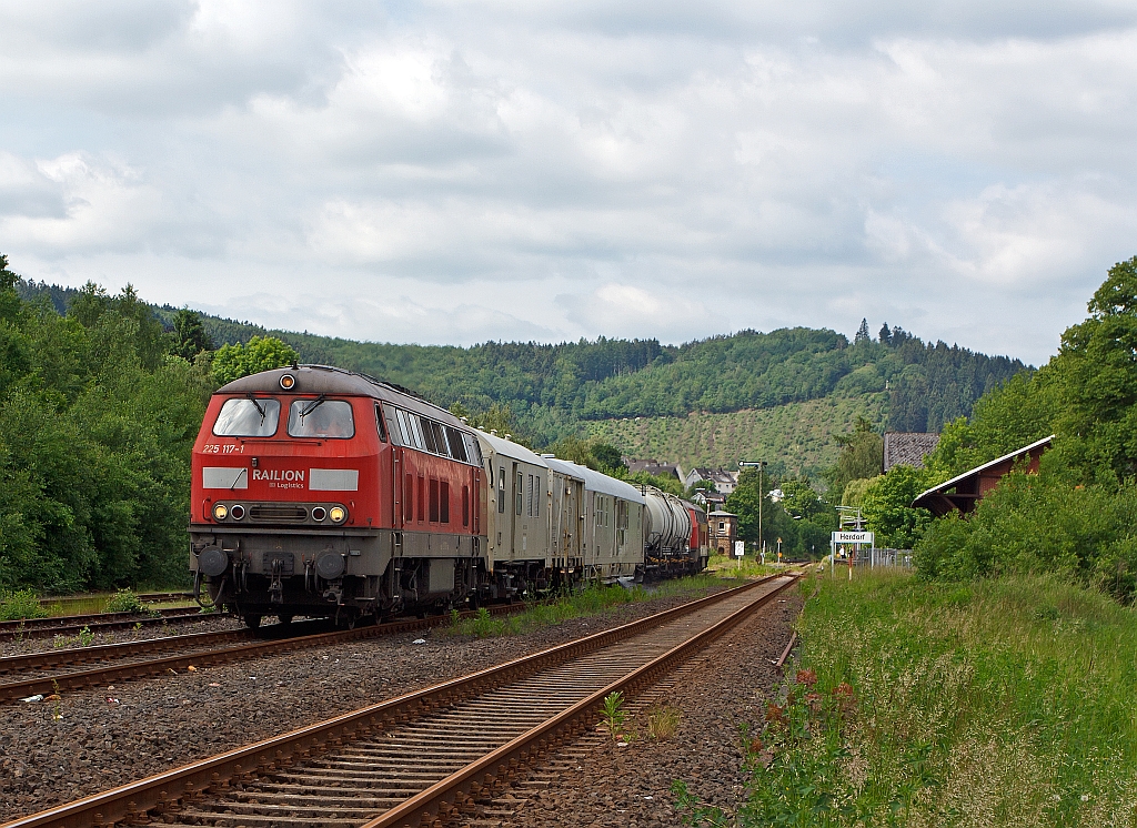 Noch ist es grn zwischen den Gleisen auf der Hellertatbahn (KBS 462), fragt sich nur wie lange: Ein Unkrautbekmpfungszug (Spritzzug) am 02.06.2012 in Herdorf. Der Zug bestand aus: Diesellok 225 117-8, Wohnwerkstattwagen (60 80 092 3 847-8), Gertewagen (60 80 092 3 881-7), Spritzwagen (60 80 092 3 019-4), Spritzmittelwagen (60 80 092 4 541-6), 2 Wasserwagen (60 80 092 4 544-0 und  60 80 092 4 545-7) und am Schlu Diesellok 225 029-8