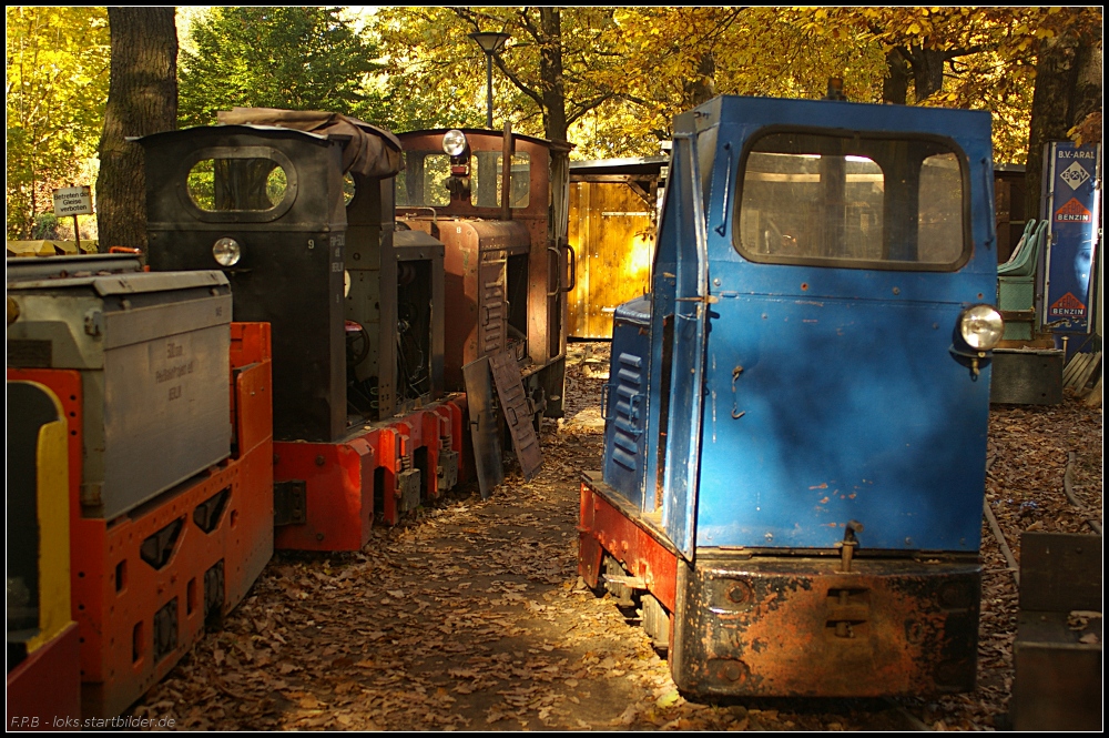 Noch viel Arbeit haben die Freunde des Feldbahnprojektes vor sich. So stehen auf dem Gel�nde noch einige Akku- und Dieselloks die aufgearbeitet werden wollen. Die blaue Lok ist  Lok Nr. 6  vom Typ Ns1b, gebaut bei LKM 1958 (500 mm Feldbahnprojekt, gesehen Berlin Wuhlheide 23.10.2010)