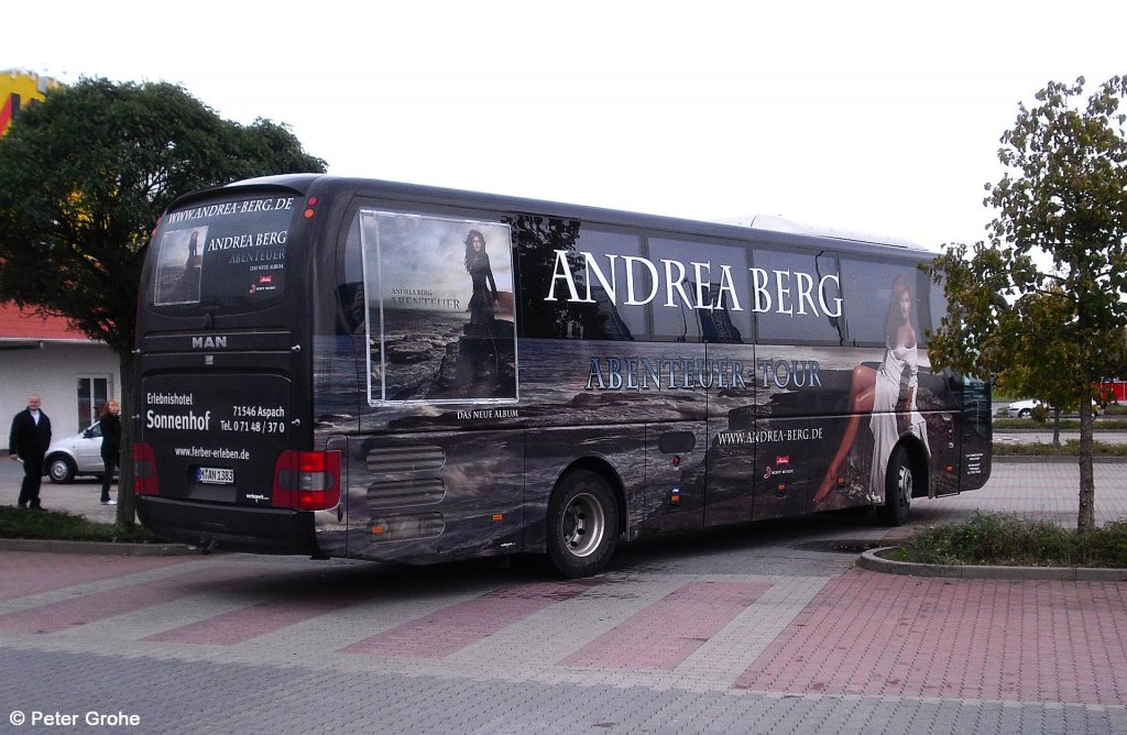 nochmals von hinten: MAN Werbebus Andrea Berg, Promotion fr Abenteuer Tour, fotografiert in Bernburg am 10.10.2011