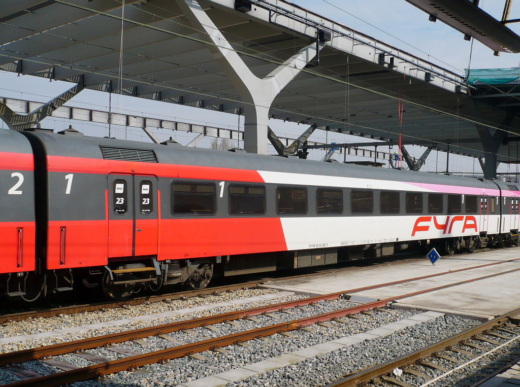 NS Hispeed Intercitywagen 1. Klasse Typ ICR mit Nummer 50 84 10-70 481-3 in ein FYRA gerade angekommen aus Amsterdam auf Gleis 3 in Rotterdam Centraal Station am 30-03-2011.