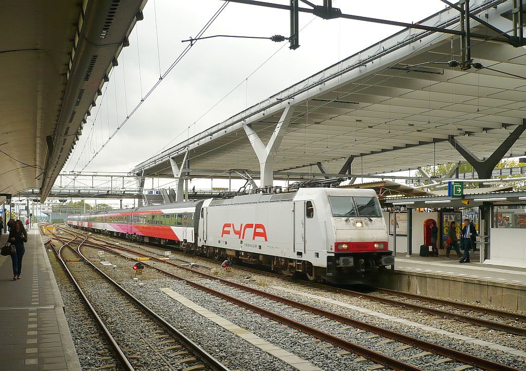 NS Hispeed Lok E186 144 mit Fyra Aufschrift. Gleis 3 Rotterdam Centraal Station 05-10-2011.

NS Hispeed locomotief E186 144 met Fyra trein op spoor 3 in Rotterdam Centraal Station 05-10-2011.