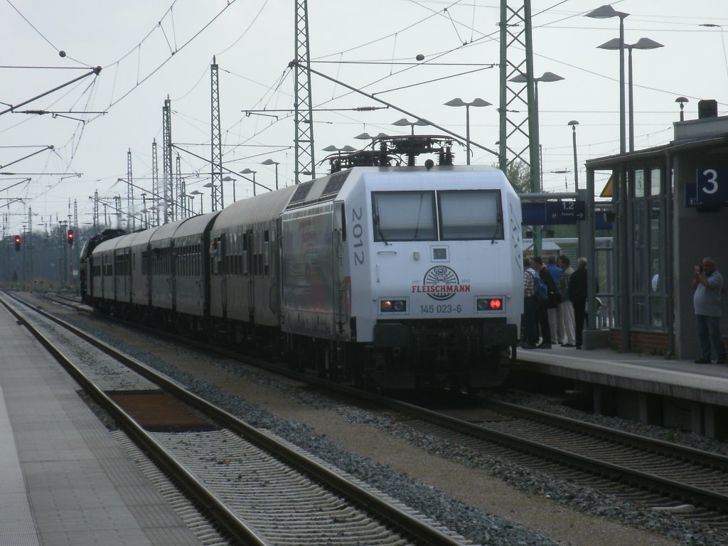 Nur noch als Schlu�lok f�r die abgeb�gelte die PRESS 145 023-6,am 11.Mai 2013,ab Bergen/R�gen im Sonderzug Binz-Cottbus mit.
