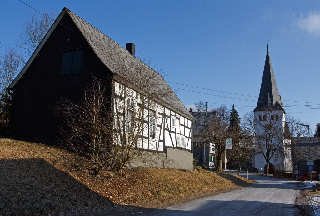 Oberholzklau (geh�rt zu Freudenberg), Kreis Siegen-Wittgenstein, am 11.02.2012. Links die Pfarrscheune erbaut 1736, sp�ter Konfirmandenhaus. Dahinter das Pfarrhaus erbaut 1608 und hinten die Ev. Kirche um 1250 erbaut der Turm wurde 1908 neuerrichtet.