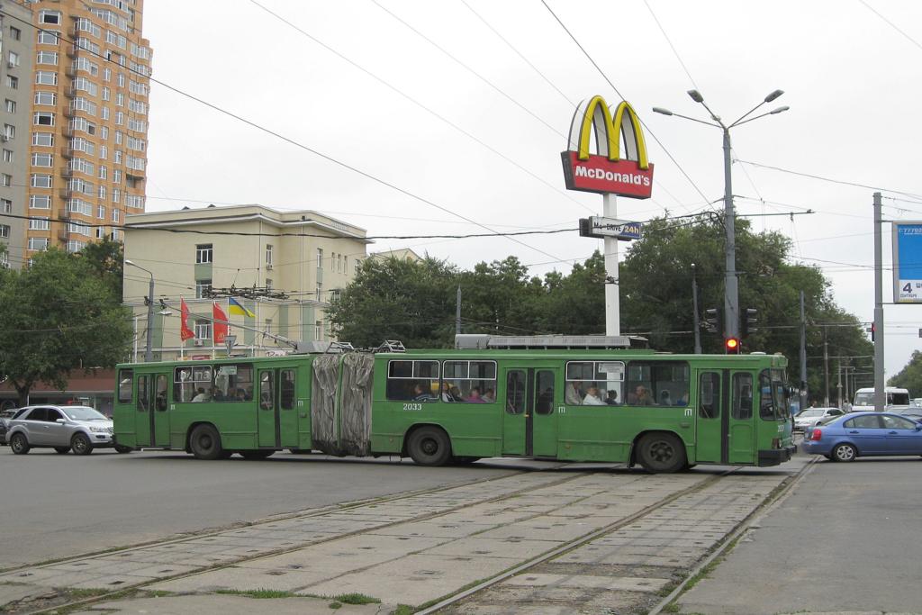 Odessa 5.9.2009 
Mc Donalds ist �berall. Der alte und recht desolat ausschauende Gliederbus
passt eigentlich gar nicht mehr zu dieser neuzeitlichen Reklame.
