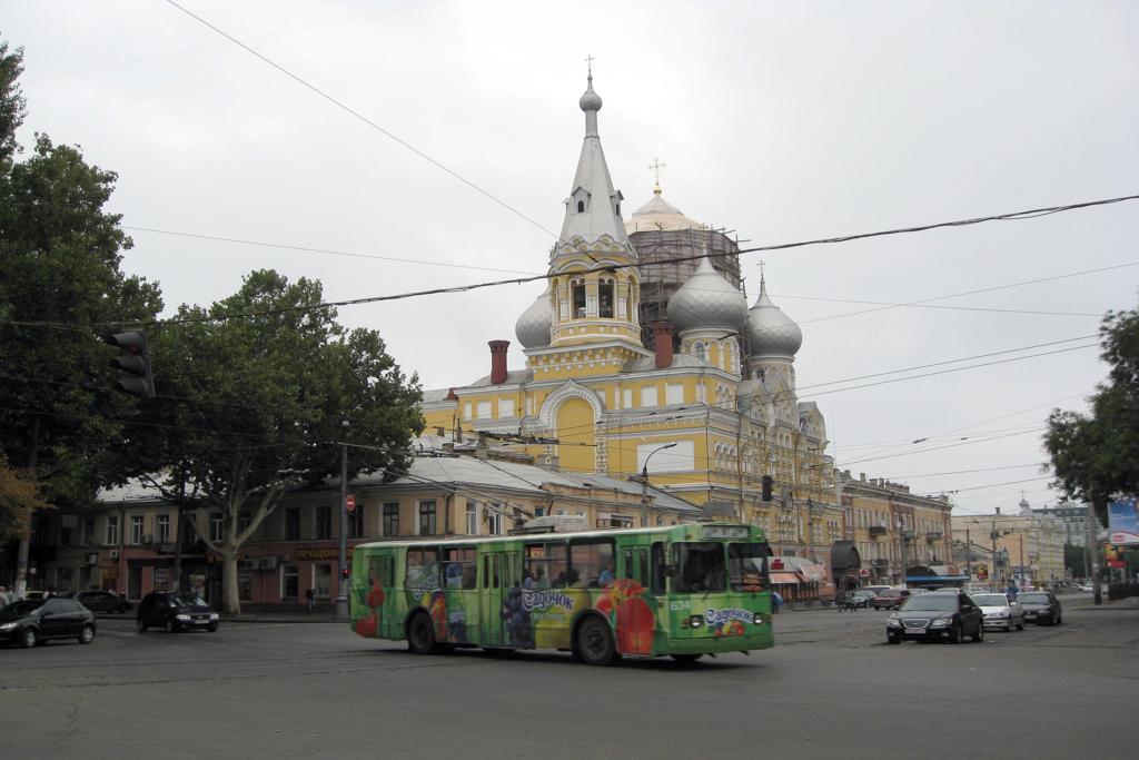 Odessa 5.9.2009
Unweit des Hauptbahnhof bildet dieser architektonisch interessante
Sakralbau einen tollen Hintergrund f�r diverse Fotoaufnahmen. Meine Aufmerksamkeit galt dabei dem die Kreuzung in Richtung Hauptbahnhof 
fahrenden Trolleybus der sowjetischen Bauart ZIU. 