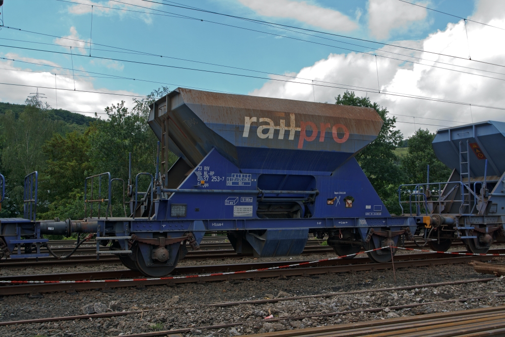 Offener Schttgutwagen mit dosierbarer Schwerkraftentladung Fccpps der railpro (NL) am 05.08.2011 in Siegen (Kaan-Marienborn).