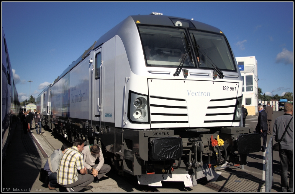 PCW 192 961  Vectron  auf der InnoTrans 2012 in Berlin (NVR-Nummer 91 80 6192 961-1 D-PCW)
<br><br>
In Dezember 2012 wurde die Lok zu 193 922 [NVR-Nummer: 91 80 6193 922-2 D-PCW] umnummeriert und sollte dann bei METRANS zum Einsatz kommen.