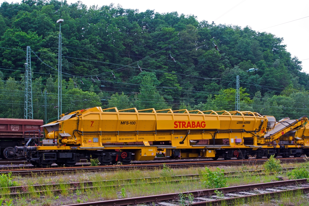 Plasser & Theurer Materialfrder- und Siloeinheit MFS-100 (Schweres Nebenfahrzeug Nr. 99 80 9552 503-1) der STRABAG Rail GmbH, abgestell am 30.05.2012 in Betzdorf/Sieg.