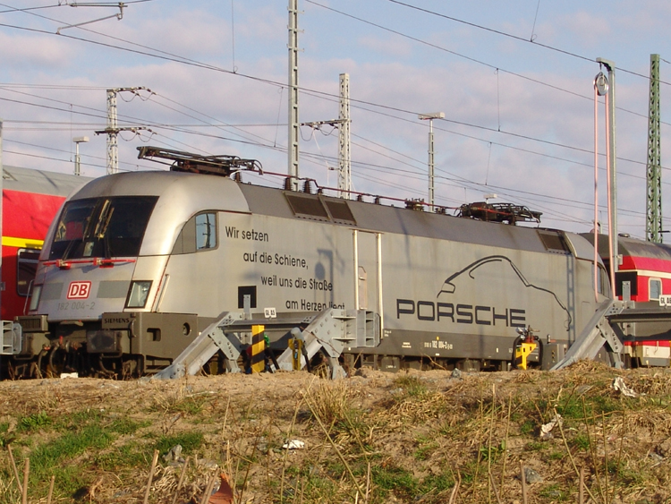 Porsche-Taurus 182 004-2 mit RE 18591 von Warnemnde Richtung 
Berlin Hbf(tief)abgestellt im BW Rostock Hbf.(27.03.2011)