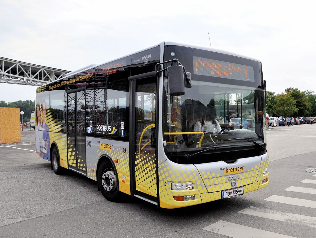 POSTBUS MAN LIONs CITY,seit Sommer 2011 die neuen Stadtbusse  unser Kremser im Auftrag der Stadt Krems an der Donau/sterreich.Hier bei der Haltestelle  Schiffstation.Foto vom Herbst 2011.